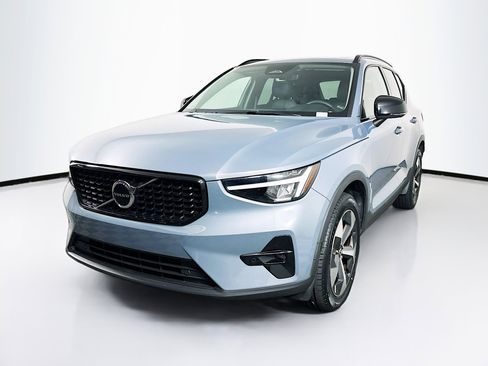 Used 2023 Volvo XC40 B4 Plus FWD image 3