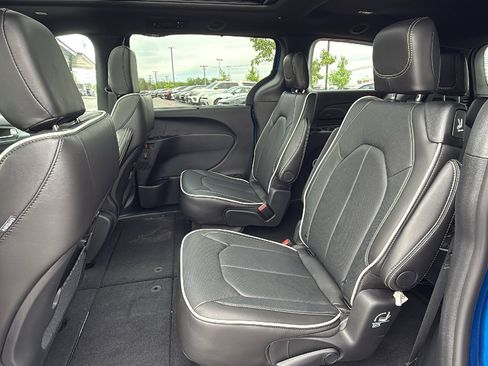 New 2026 Chrysler Pacifica Limited image 16