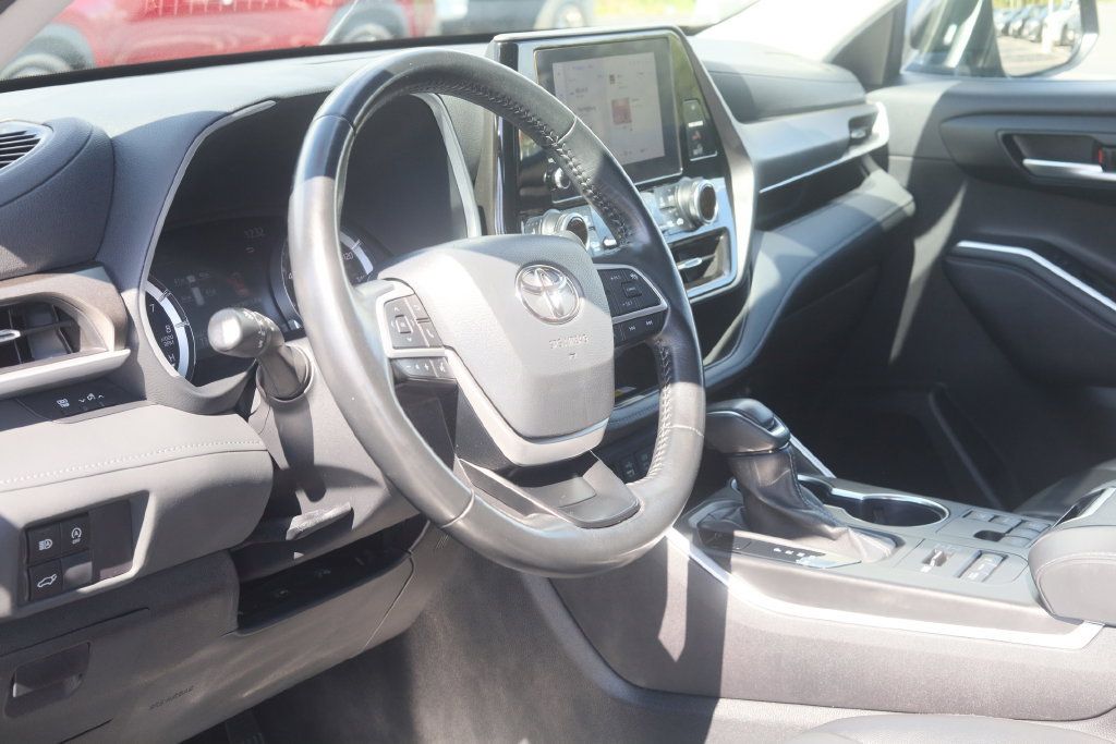 Used 2023 Toyota Highlander XLE AWD/4WD image 7