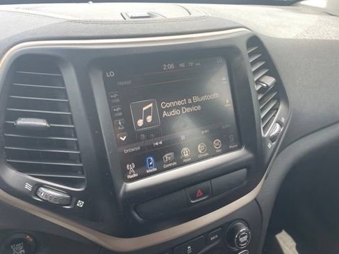 Used 2016 Jeep Cherokee Latitude w/ Comfort/Convenience Group AWD/4WD image 19