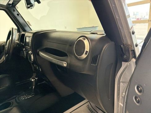 Used 2017 Jeep Wrangler Unlimited Rubicon w/ Connectivity Group AWD/4WD image 28