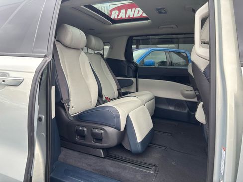 Used 2025 Kia Carnival SX Prestige image 23