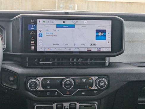 Used 2025 Jeep Gladiator Sport image 16