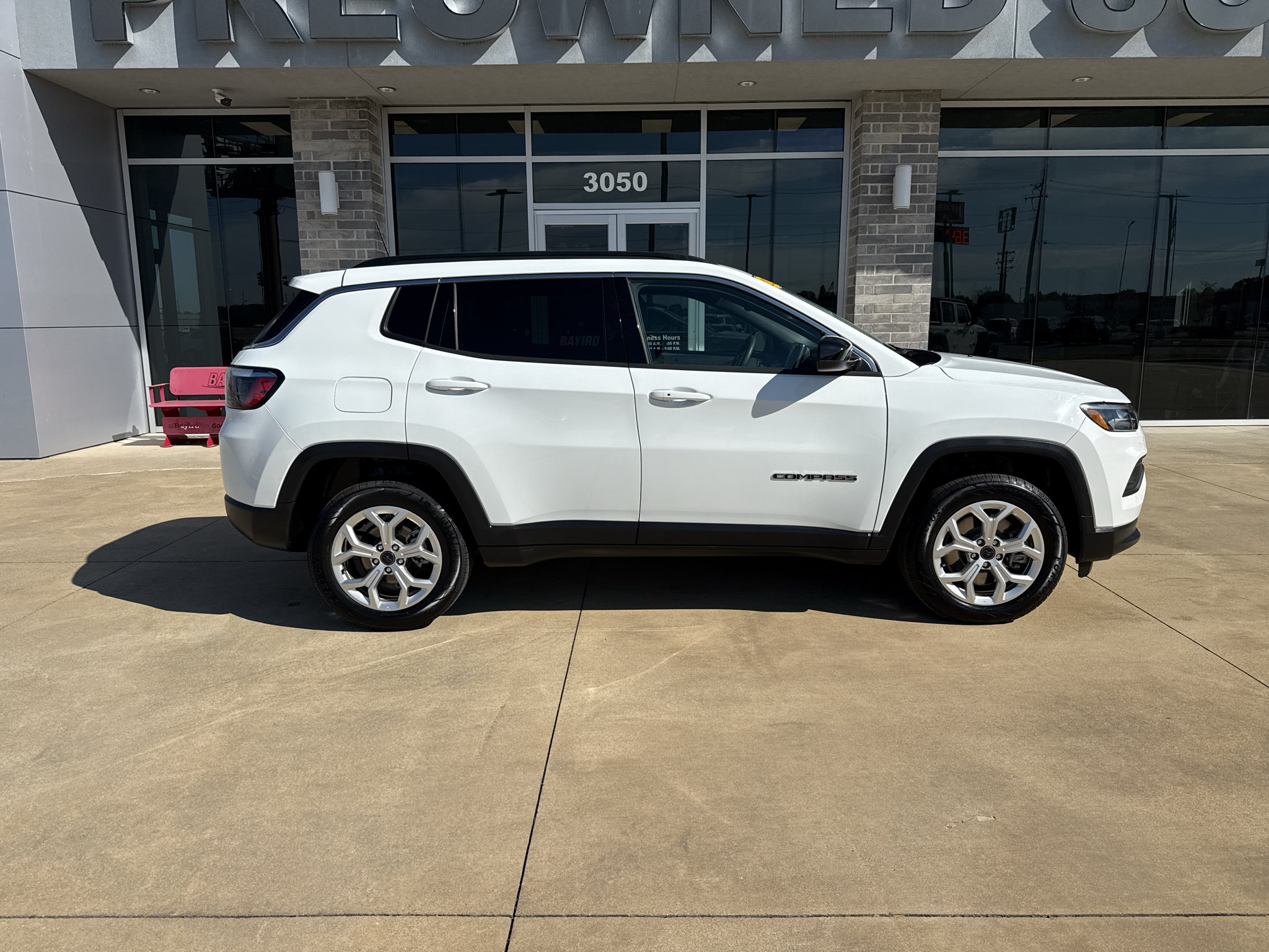 Used 2025 Jeep Compass Latitude w/ Sun & Sound Group AWD/4WD image 8