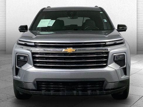 Used 2024 Chevrolet Traverse LT image 2