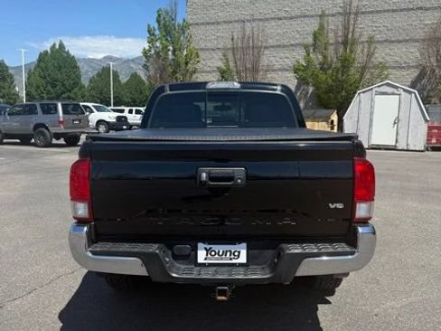 Used 2017 Toyota Tacoma TRD Off-Road AWD/4WD image 7