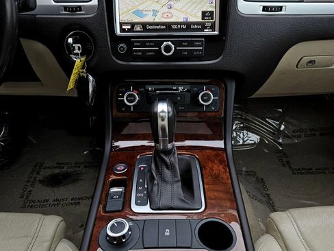 Used 2014 Volkswagen Touareg Sport image 14