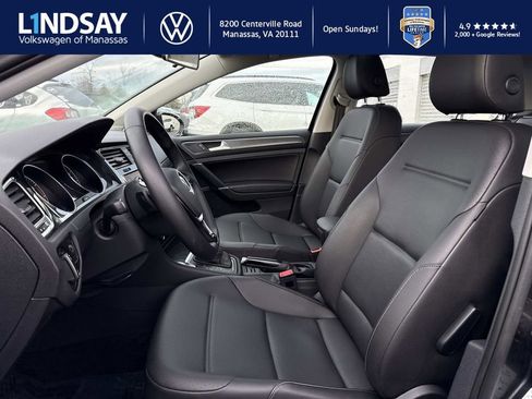 Used 2019 Volkswagen Golf SE image 9