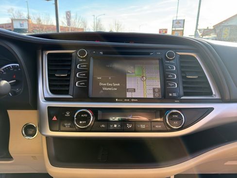 Used 2017 Toyota Highlander XLE image 22