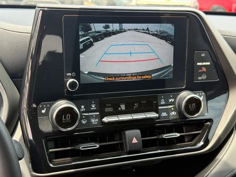 Used 2023 Toyota Highlander XLE FWD image 18
