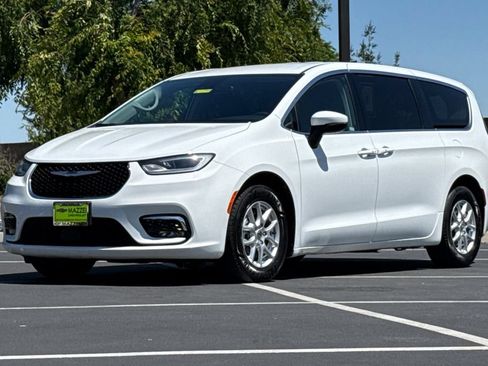 Used 2023 Chrysler Pacifica Touring-L FWD image 16