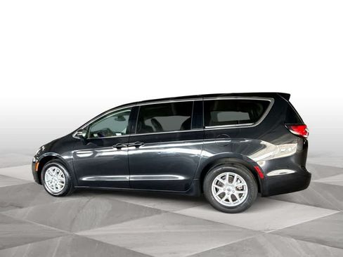 Used 2023 Chrysler Pacifica Touring-L FWD image 5
