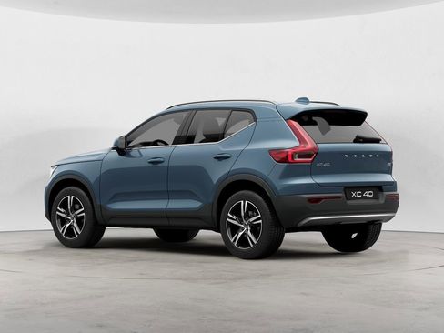 Certified 2023 Volvo XC40 B5 Plus w/ Climate Package image 5