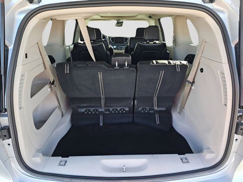 Used 2023 Chrysler Pacifica Limited AWD/4WD image 26