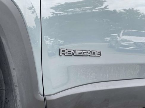 Used 2018 Jeep Renegade Altitude w/ UConnect 8.4 Nav Group AWD/4WD image 10
