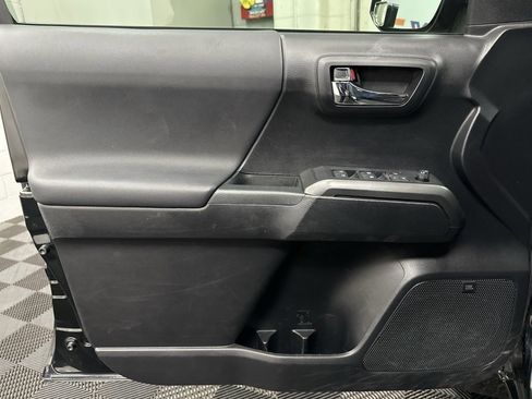 Used 2020 Toyota Tacoma TRD Off-Road image 17