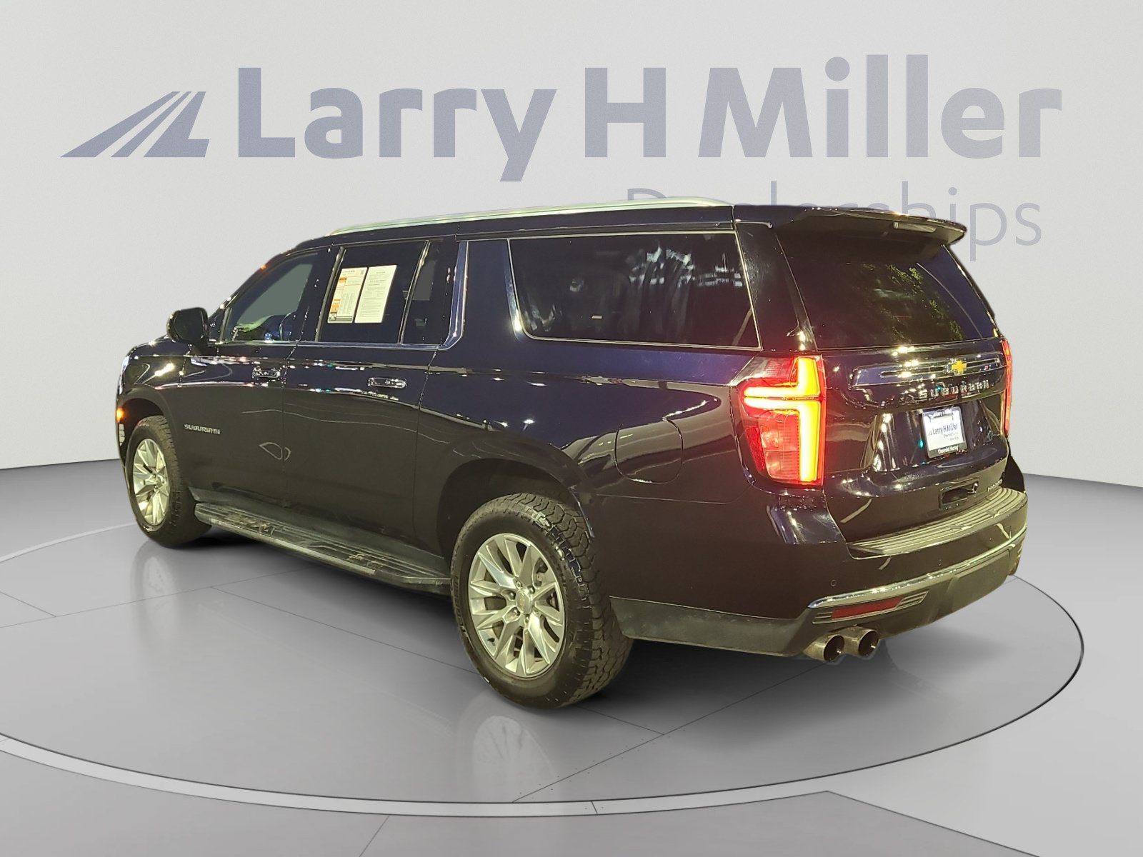 Used 2023 Chevrolet Suburban Premier AWD/4WD image 3
