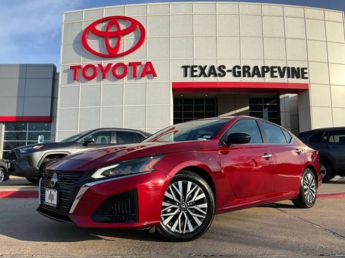 Used 2025 Nissan Altima 2.5 SV image 2