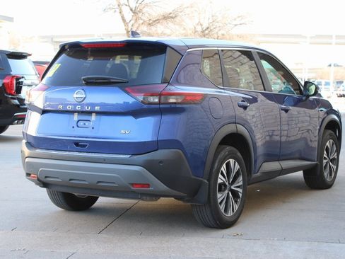 Used 2023 Nissan Rogue SV image 3