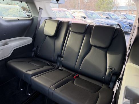 Used 2024 Kia Carnival EX image 26