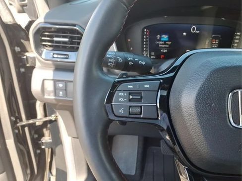 Used 2025 Honda Pilot Black Edition image 25
