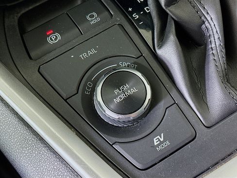 Used 2022 Toyota RAV4 XLE Premium image 25