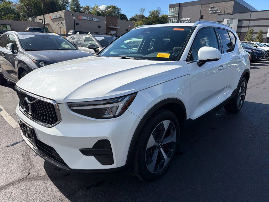 Certified 2024 Volvo XC40 B5 Core AWD/4WD image 1
