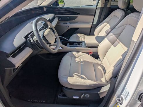 Used 2025 Lincoln Nautilus Premier w/ Equipment Group 102A AWD/4WD image 15