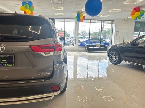 Used 2017 Toyota Highlander XLE AWD/4WD image 14