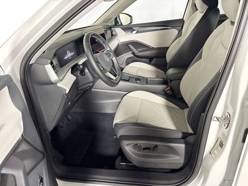 Certified 2025 Volkswagen Tiguan SE FWD image 13