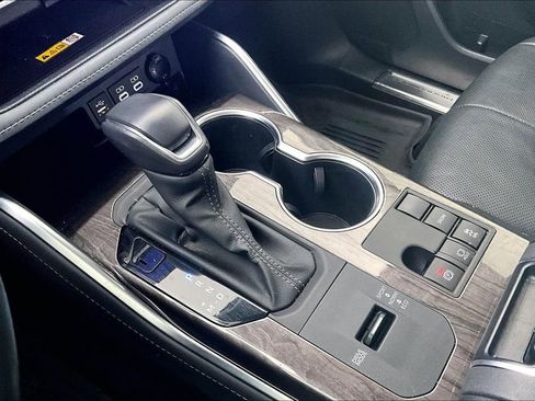 Used 2024 Toyota Highlander Platinum image 18