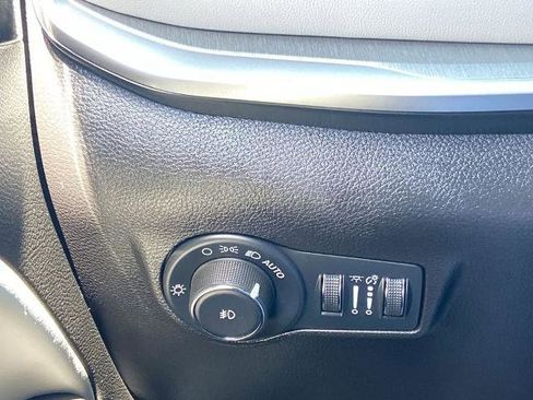 Used 2025 Jeep Compass Limited image 13