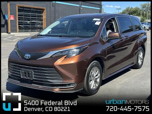 Used 2024 Toyota Sienna LE AWD/4WD image 1