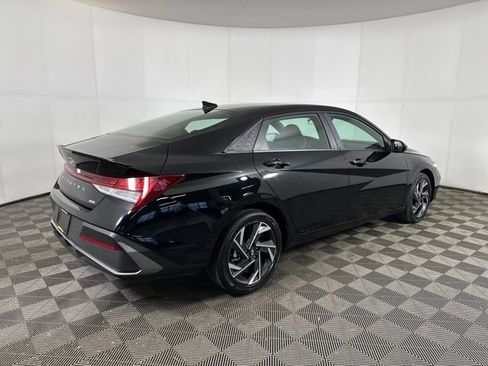 Certified 2025 Hyundai Elantra SEL image 3