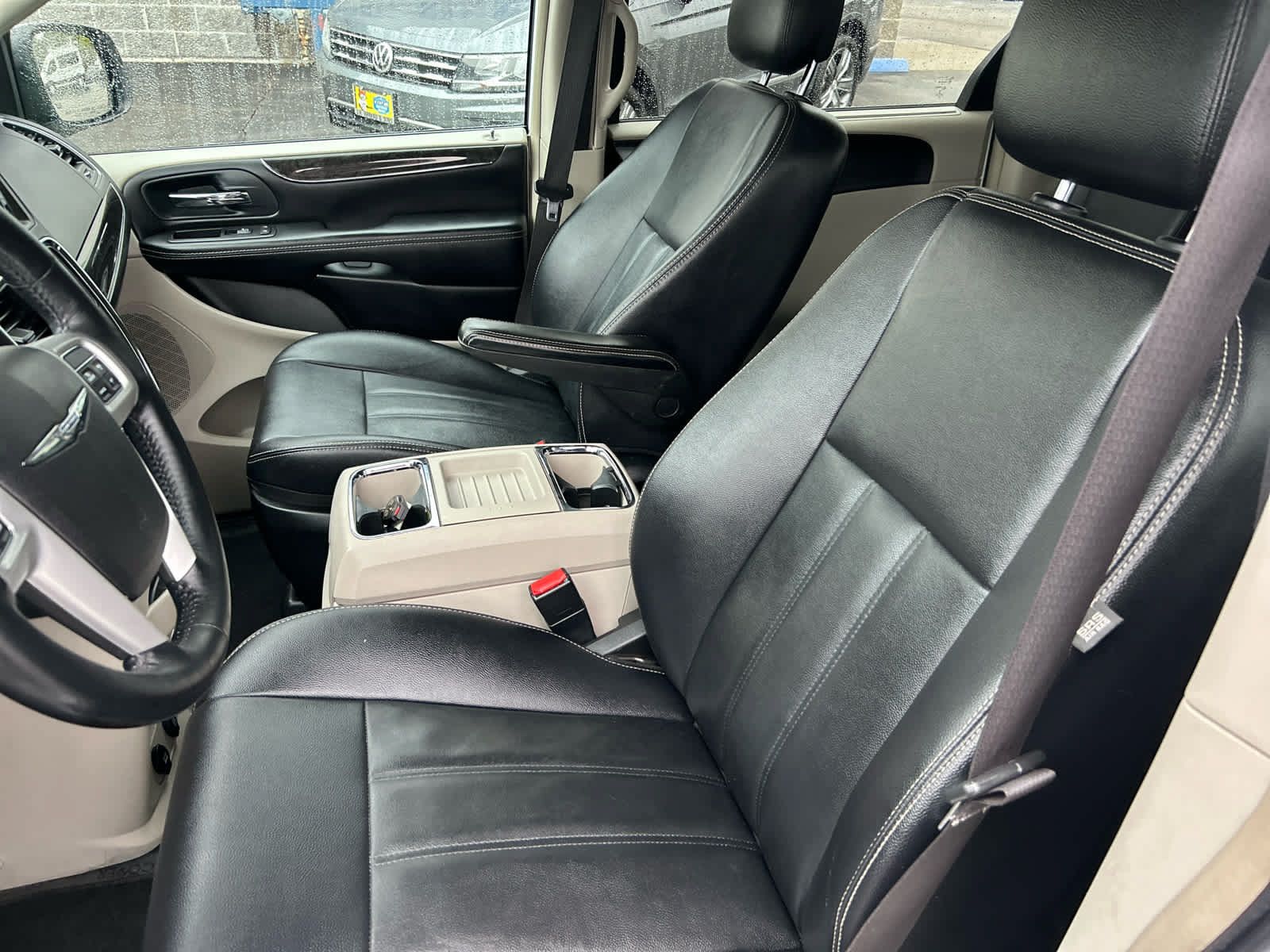 Used 2015 Chrysler Town & Country Touring w/ Driver Convenience Group FWD image 12