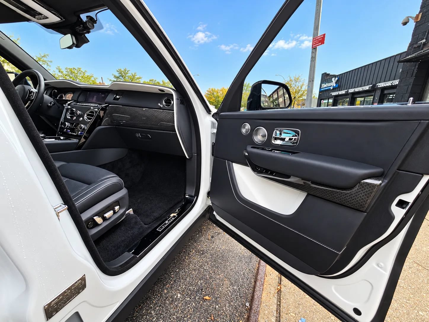 Used 2020 Rolls-Royce Cullinan Black Badge AWD/4WD image 28
