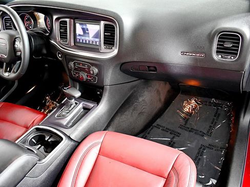Used 2018 Dodge Charger SXT image 21