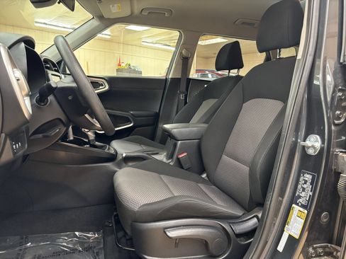 Used 2025 Kia Soul LX w/ LX Technology Package FWD image 24