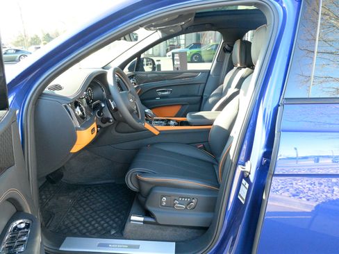 Used 2025 Bentley Bentayga image 17