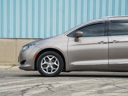 Used 2017 Chrysler Pacifica Touring-L Plus w/ Tire & Wheel Group FWD image 6