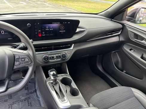 Used 2025 Buick Envista Preferred image 30