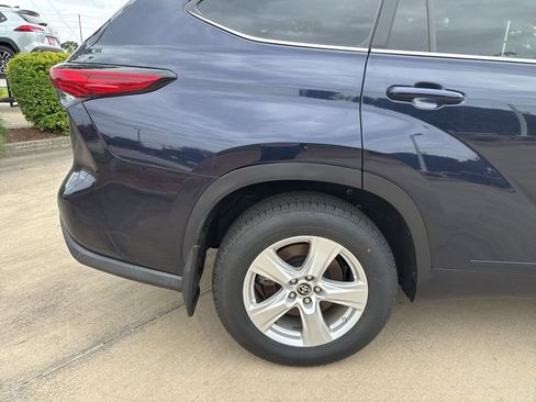 Used 2023 Toyota Highlander LE image 6
