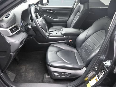 Used 2024 Toyota Highlander XLE FWD image 18