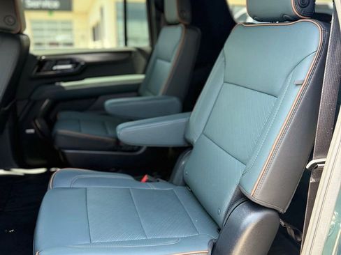 Used 2025 GMC Yukon XL AT4 image 15