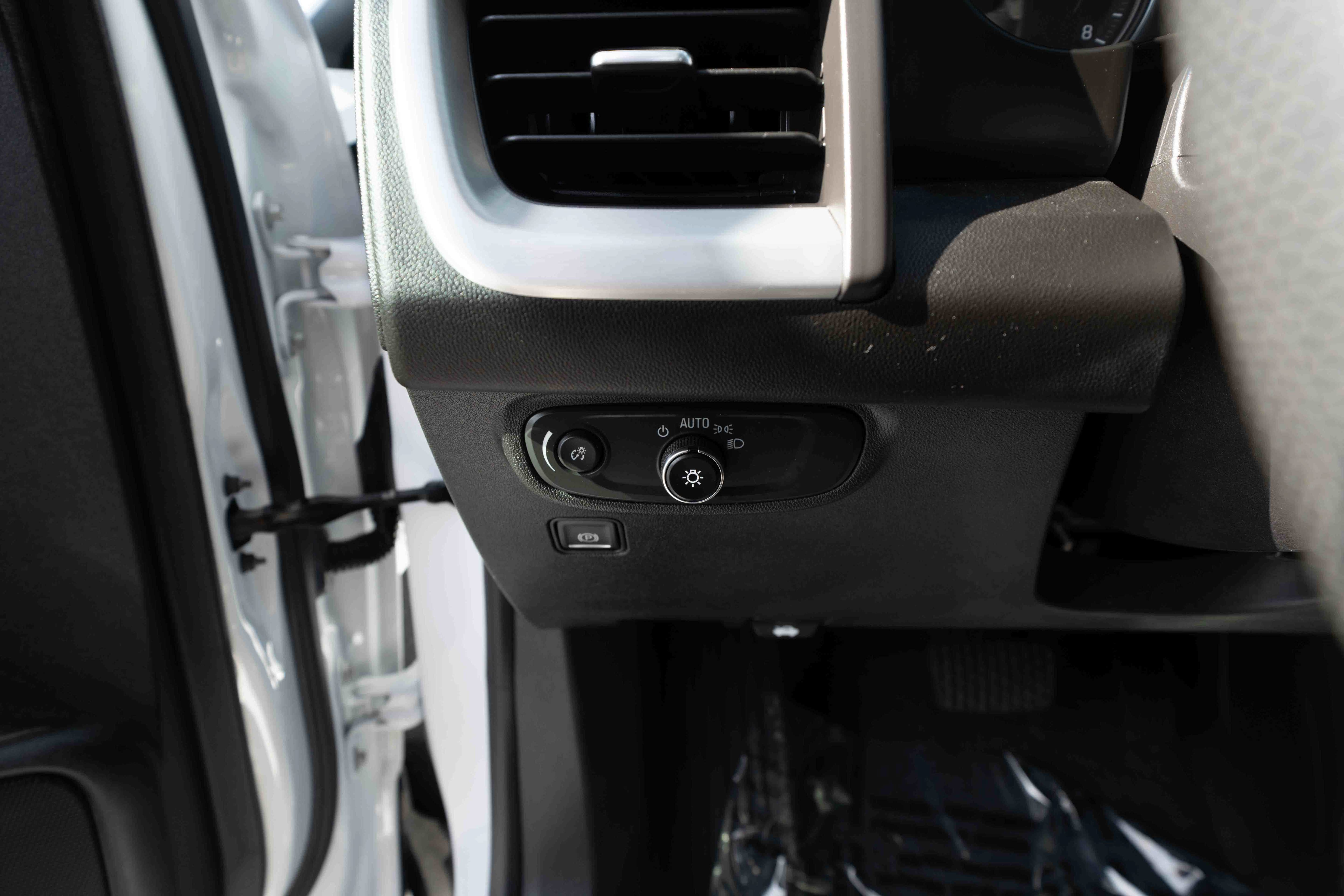 Used 2024 GMC Terrain SLE w/ Driver Convenience Package FWD image 11