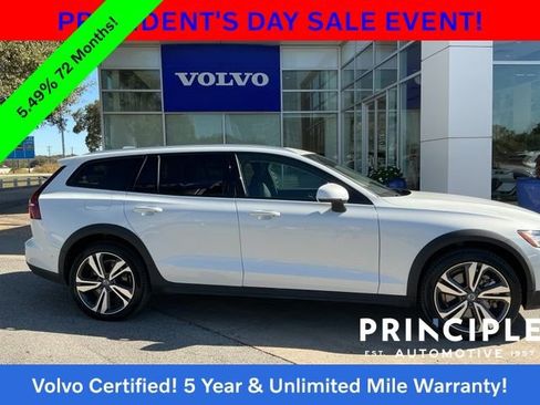 Certified 2025 Volvo V60 B5 Cross Country Plus image 3
