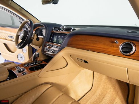 Used 2021 Bentley Bentayga AWD/4WD image 28