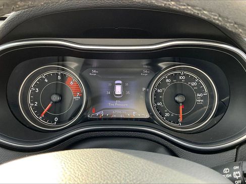 Used 2022 Jeep Cherokee Limited image 11