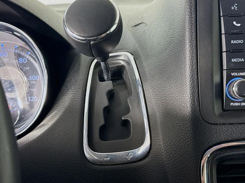 Used 2014 Chrysler Town & Country Touring image 17