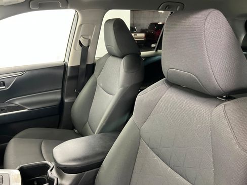 Used 2025 Toyota RAV4 XLE AWD/4WD image 17